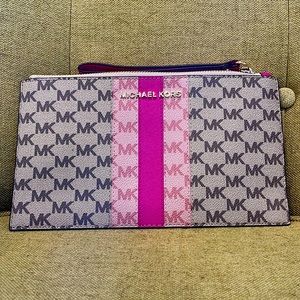 MICHAEL KORS WRISTLET CLUTCH